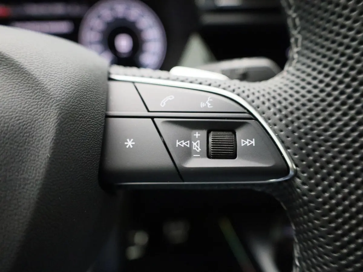 40 TFSI e Advanced edition l Adaptive cruise control l Climate control l Navigatie l Achteruitrijcamera l Dodehoekdetectie l Stoelverwarming l Apple Carplay / Android Auto l Ledkoplampen l L