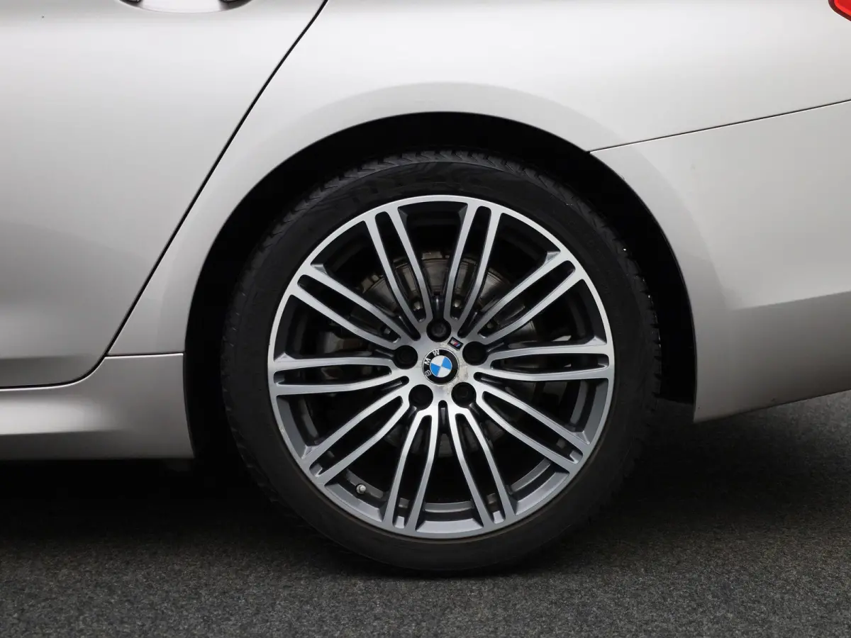 520i High Executive Edition | Automaat | M-Pakket | Apple Carplay / Android Auto | Panoramadak | Achteruitrijcamera | Parkeersensoren | Head-up Display |