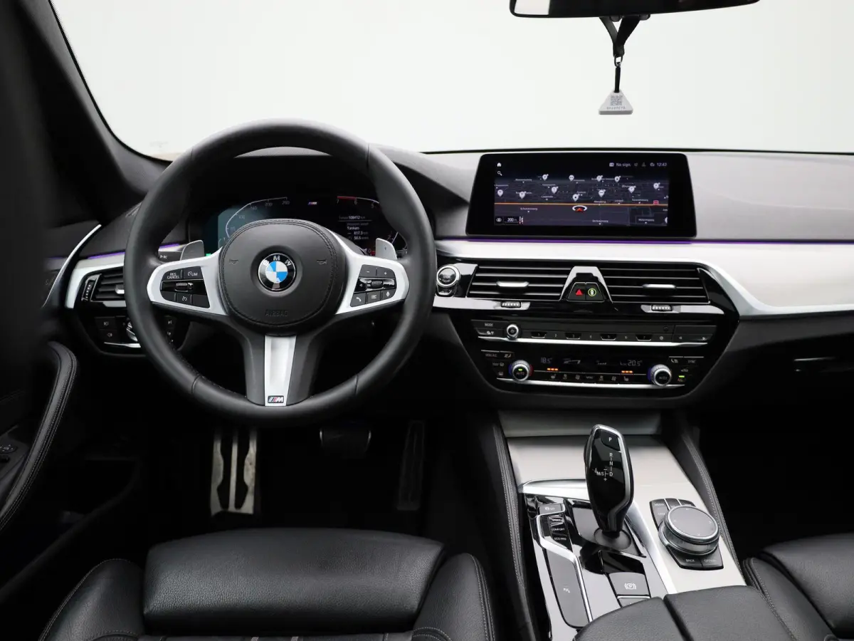 520i High Executive Edition | Automaat | M-Pakket | Apple Carplay / Android Auto | Panoramadak | Achteruitrijcamera | Parkeersensoren | Head-up Display |