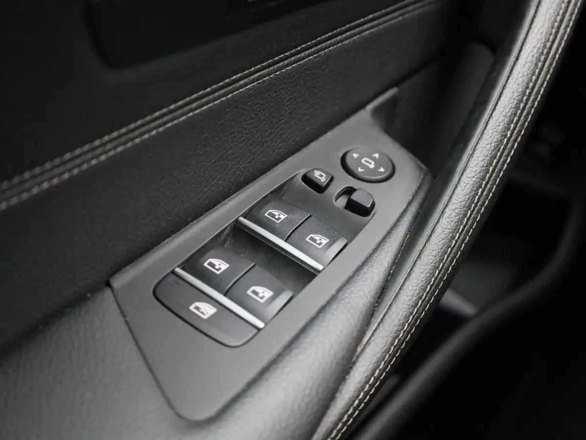 520i High Executive Edition | Automaat | M-Pakket | Apple Carplay / Android Auto | Panoramadak | Achteruitrijcamera | Parkeersensoren | Head-up Display |