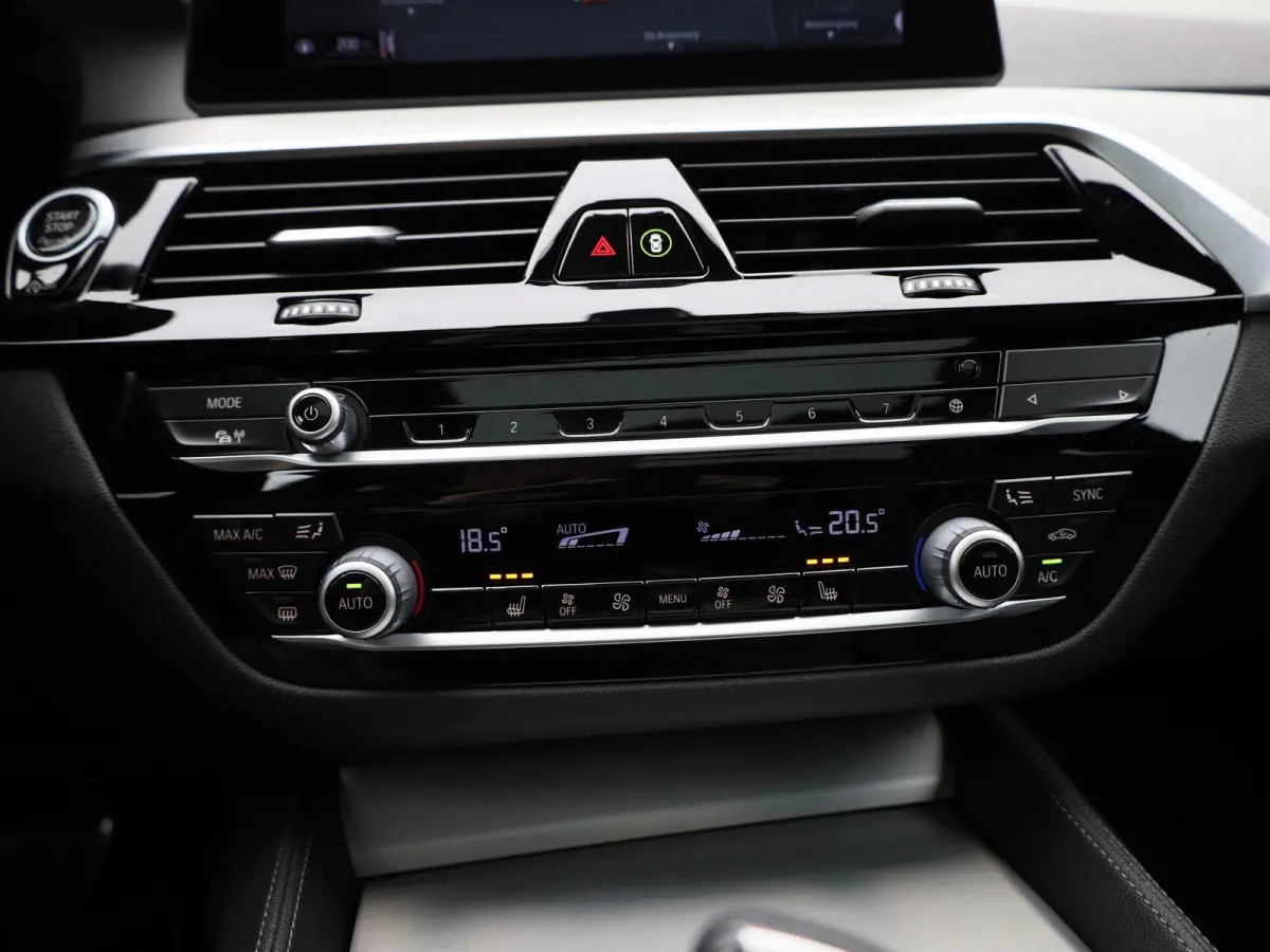 520i High Executive Edition | Automaat | M-Pakket | Apple Carplay / Android Auto | Panoramadak | Achteruitrijcamera | Parkeersensoren | Head-up Display |