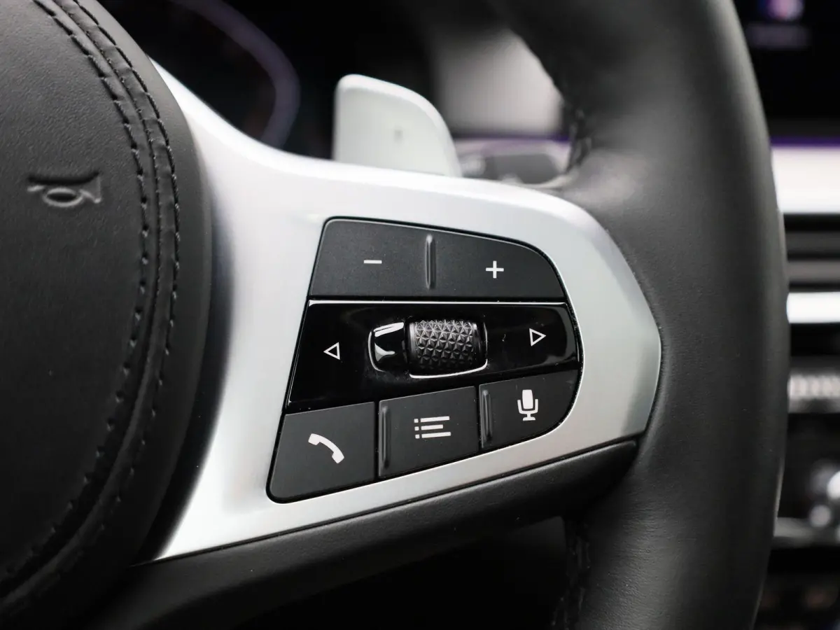 520i High Executive Edition | Automaat | M-Pakket | Apple Carplay / Android Auto | Panoramadak | Achteruitrijcamera | Parkeersensoren | Head-up Display |