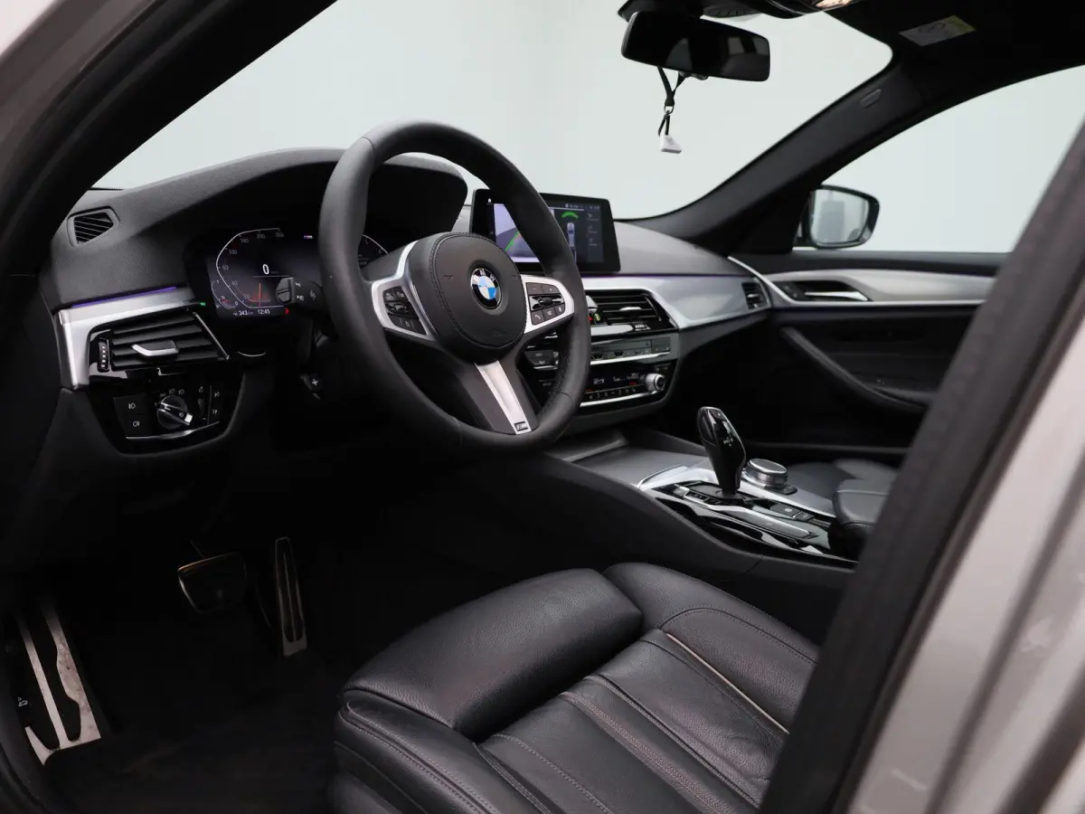 520i High Executive Edition | Automaat | M-Pakket | Apple Carplay / Android Auto | Panoramadak | Achteruitrijcamera | Parkeersensoren | Head-up Display |