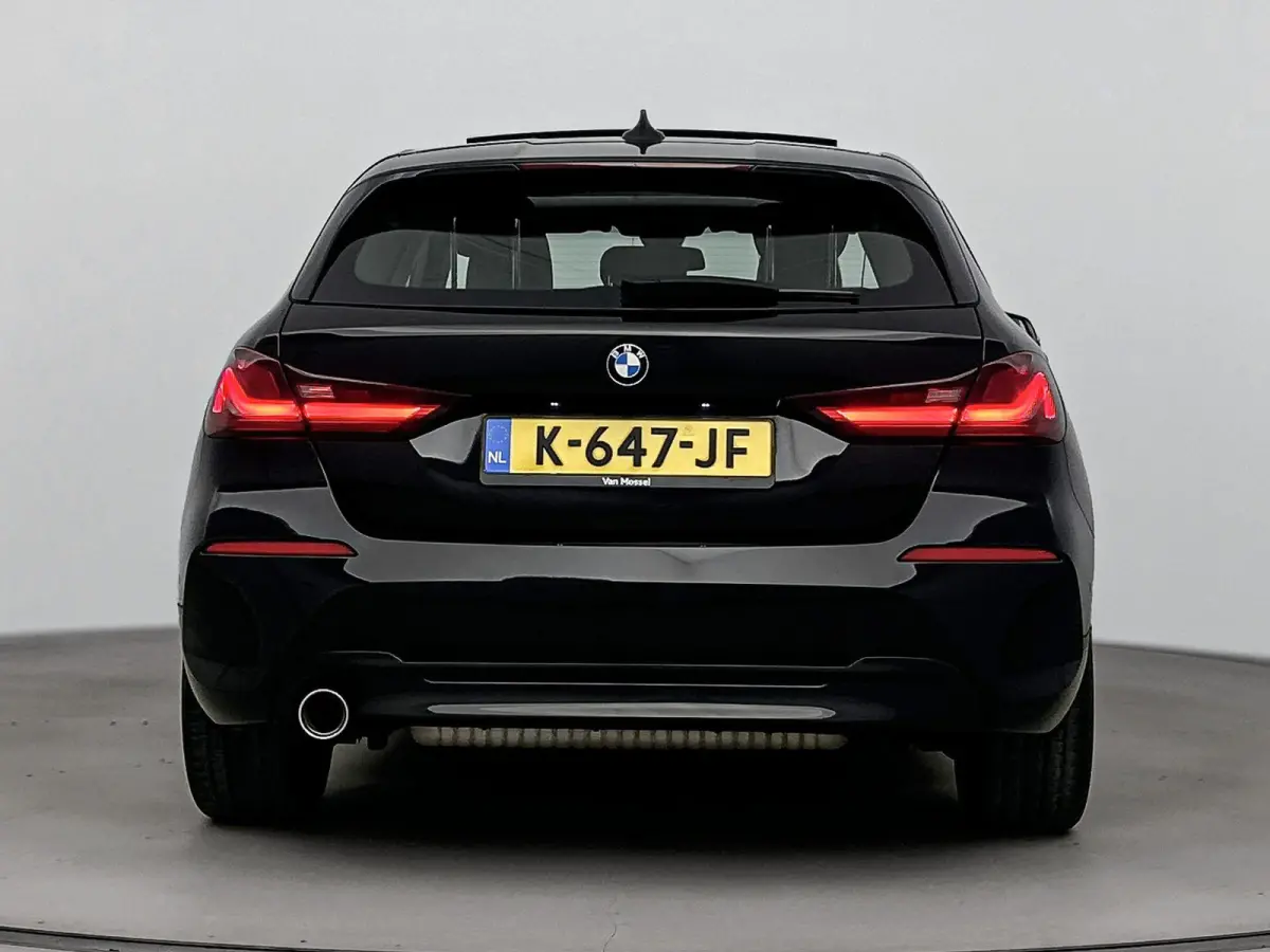 118i Executive Edition AUTOMAAT | PANORAMADAK | CLIMATE CONTROL | NAVIGATIE