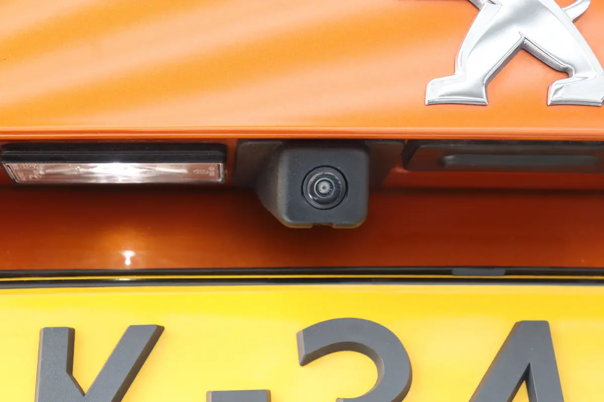 1.2 PURETECH 130PK GT PACK AUTOMAAT / NAVI / LEDER / CLIMA / PDC / 17" LMV / CAMERA / PANO. DAK / KEYLESS / FULL-LED / 1E EIGENAAR / NIEUWSTAAT !!
