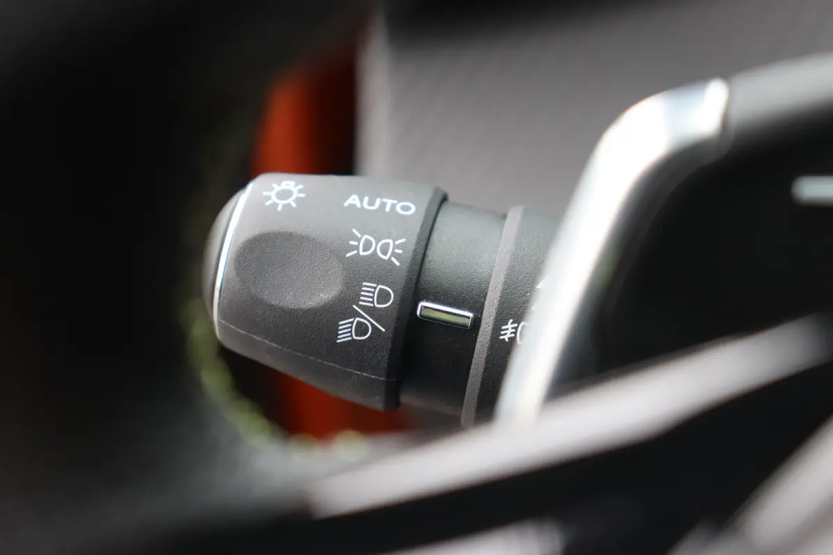 1.2 PURETECH 130PK GT PACK AUTOMAAT / NAVI / LEDER / CLIMA / PDC / 17" LMV / CAMERA / PANO. DAK / KEYLESS / FULL-LED / 1E EIGENAAR / NIEUWSTAAT !!