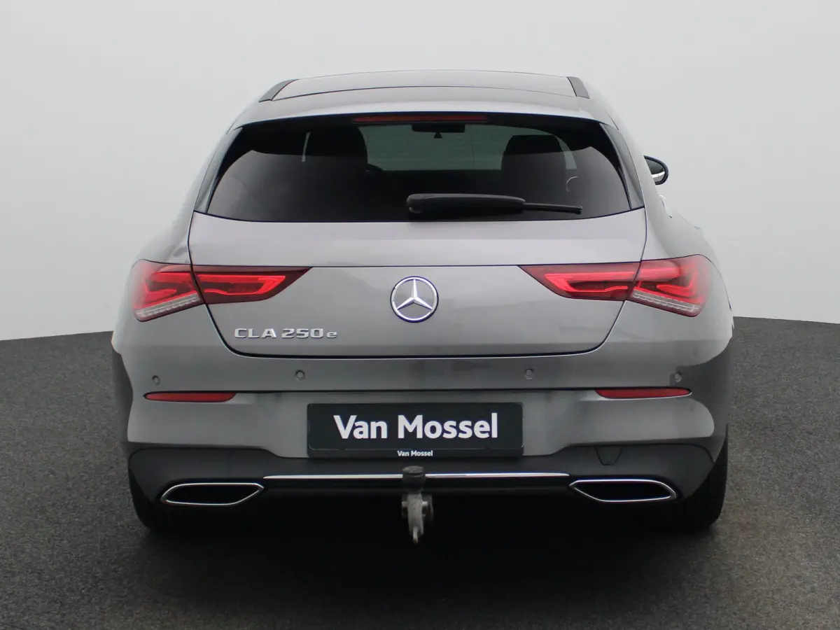 250 e Premium Plus | Automaat | Stoel verwarming | Schuif/ kantel dak | Leder | LMV | Camera | Parkeer sensoren | Navigatie | Sfeer verlichting | Trekhaak | Virtual cockpi