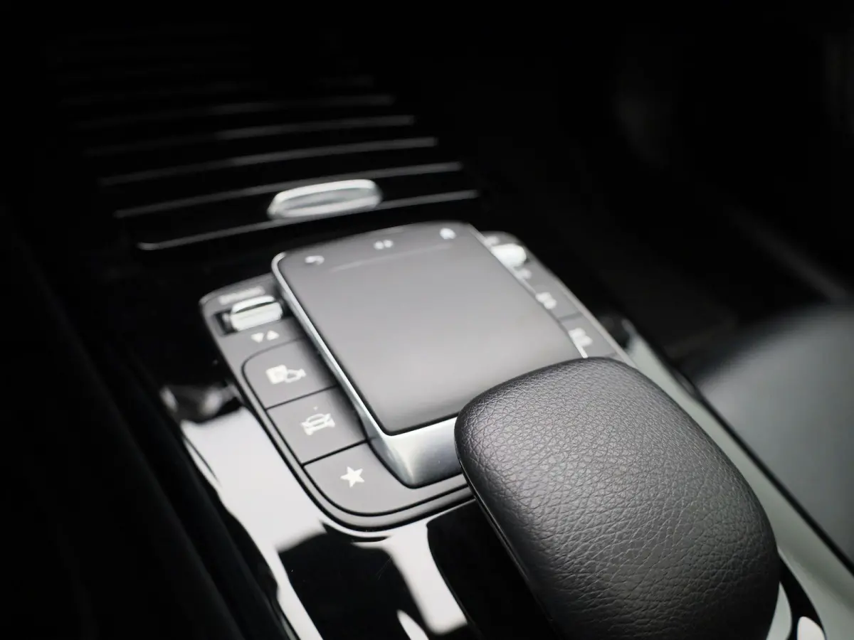 250 e Premium Plus | Automaat | Stoel verwarming | Schuif/ kantel dak | Leder | LMV | Camera | Parkeer sensoren | Navigatie | Sfeer verlichting | Trekhaak | Virtual cockpi