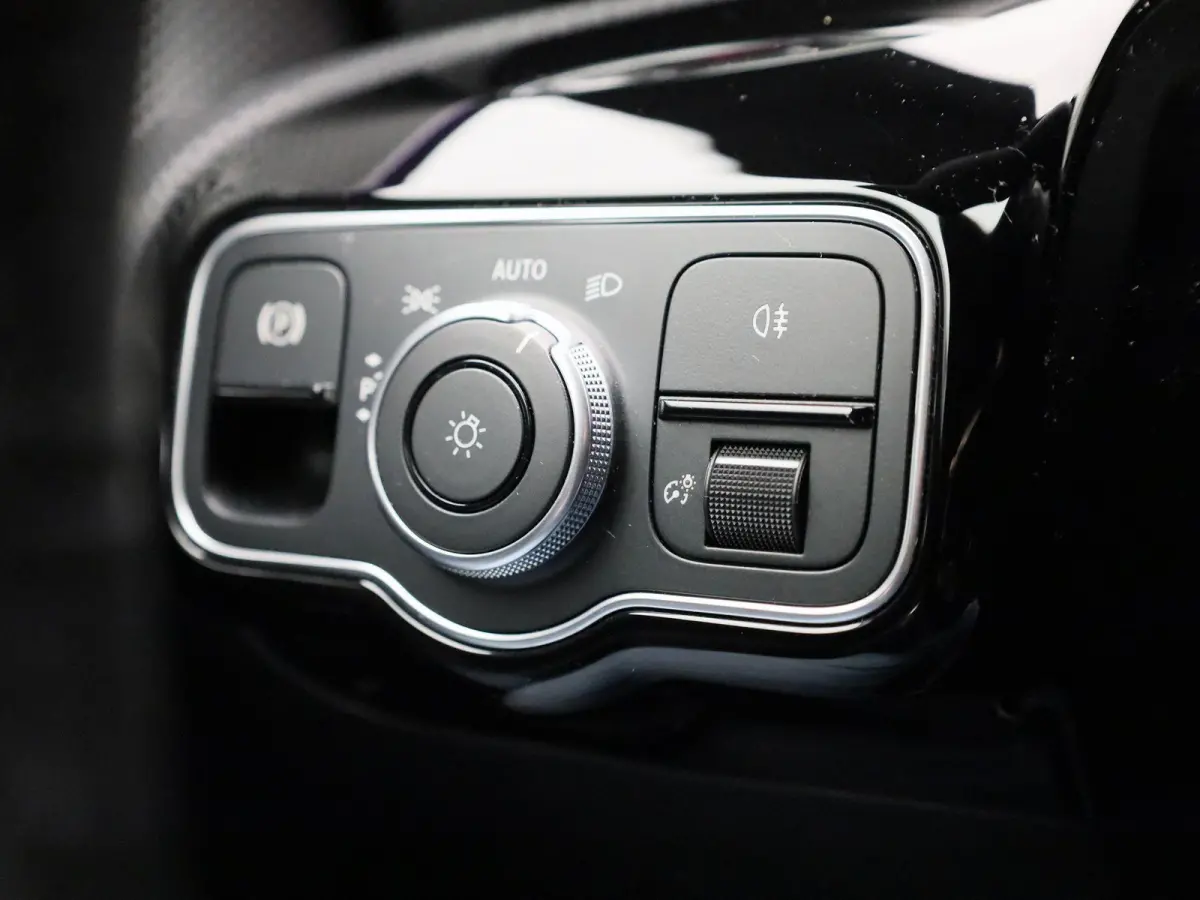250 e Premium Plus | Automaat | Stoel verwarming | Schuif/ kantel dak | Leder | LMV | Camera | Parkeer sensoren | Navigatie | Sfeer verlichting | Trekhaak | Virtual cockpi