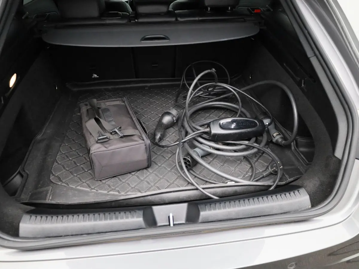 250 e Premium Plus | Automaat | Stoel verwarming | Schuif/ kantel dak | Leder | LMV | Camera | Parkeer sensoren | Navigatie | Sfeer verlichting | Trekhaak | Virtual cockpi
