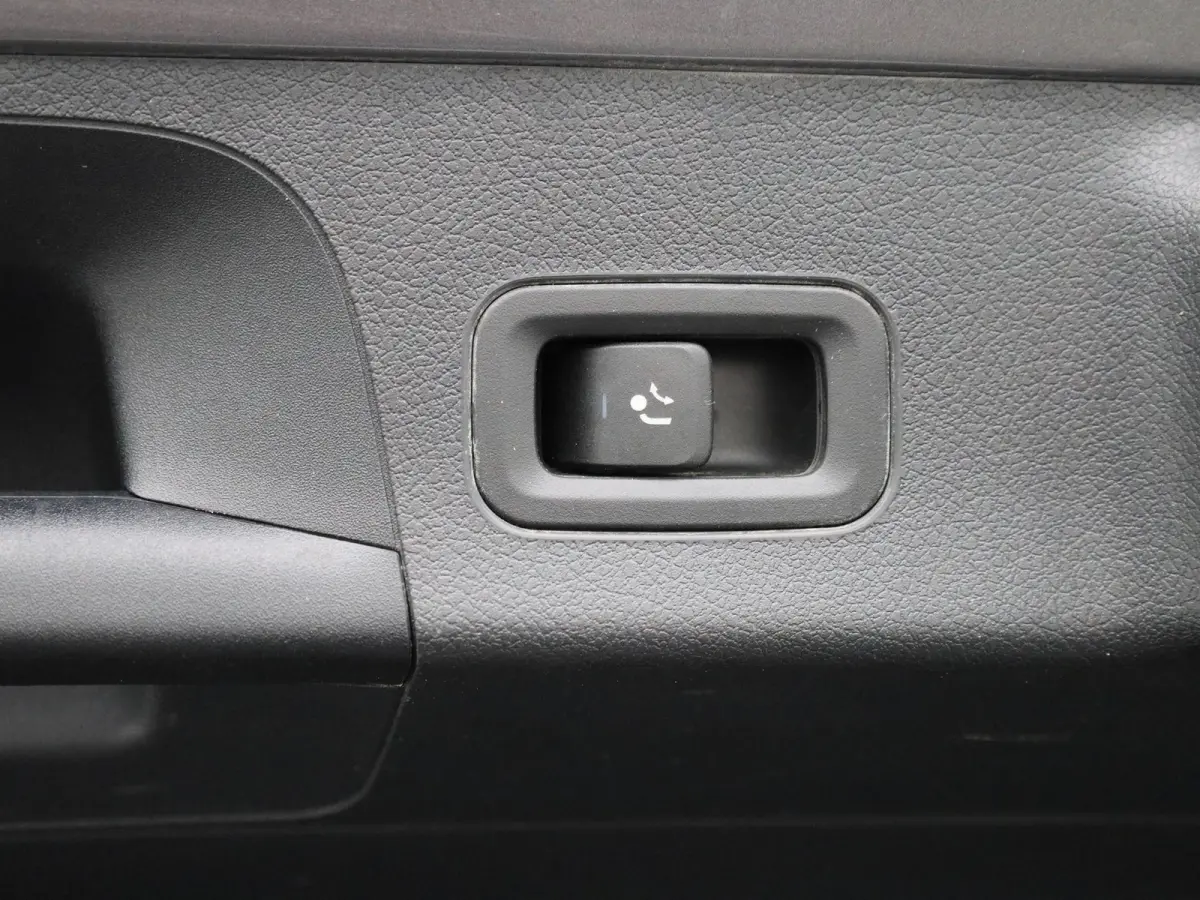 250 e Premium Plus | Automaat | Stoel verwarming | Schuif/ kantel dak | Leder | LMV | Camera | Parkeer sensoren | Navigatie | Sfeer verlichting | Trekhaak | Virtual cockpi