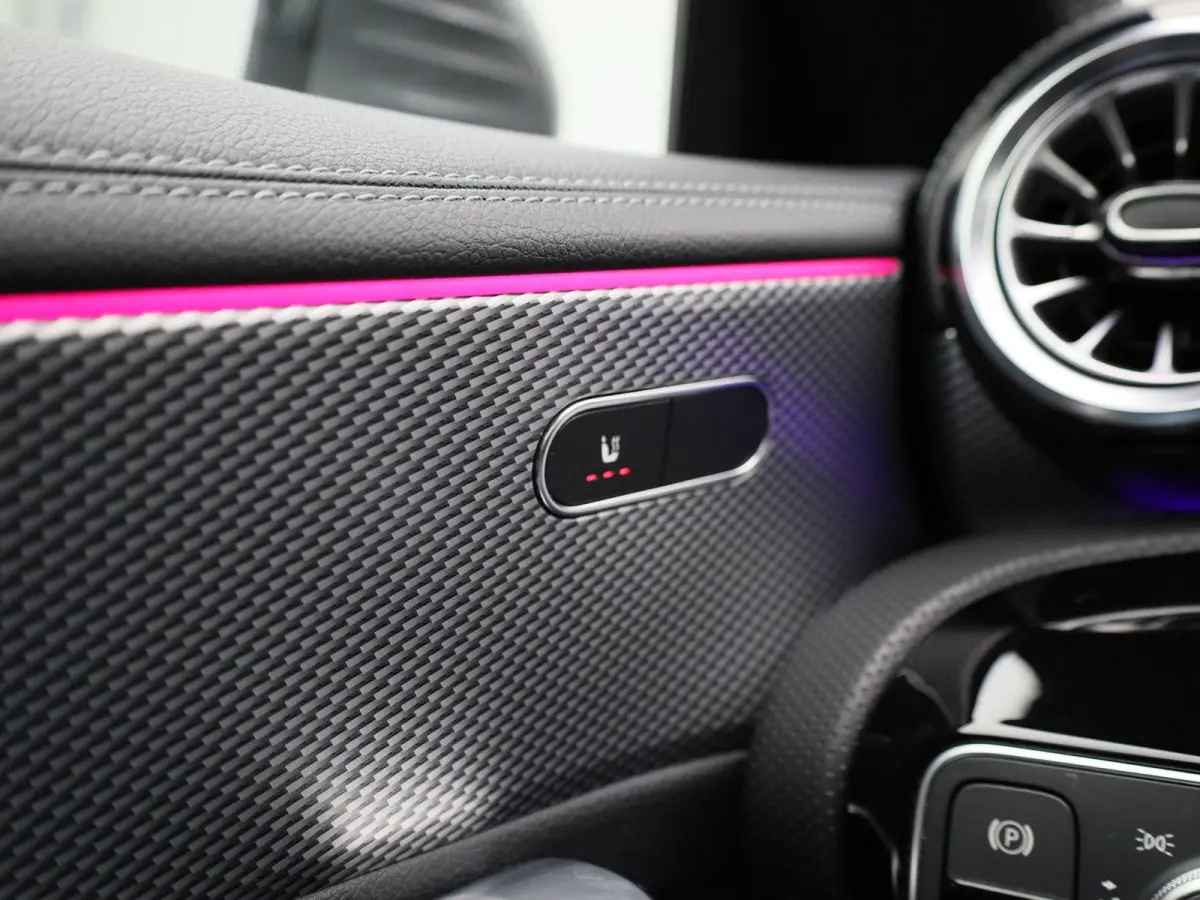 250 e Premium Plus | Automaat | Stoel verwarming | Schuif/ kantel dak | Leder | LMV | Camera | Parkeer sensoren | Navigatie | Sfeer verlichting | Trekhaak | Virtual cockpi