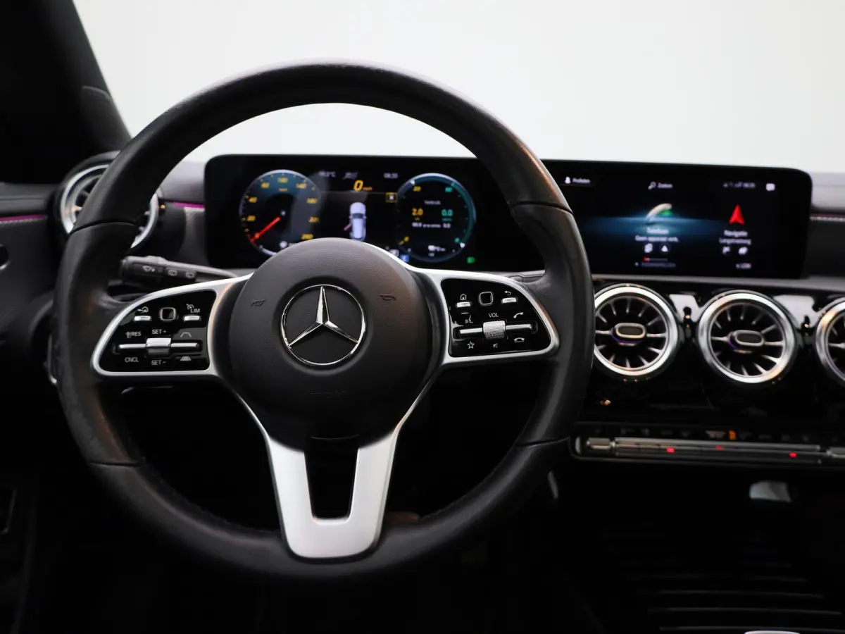 250 e Premium Plus | Automaat | Stoel verwarming | Schuif/ kantel dak | Leder | LMV | Camera | Parkeer sensoren | Navigatie | Sfeer verlichting | Trekhaak | Virtual cockpi