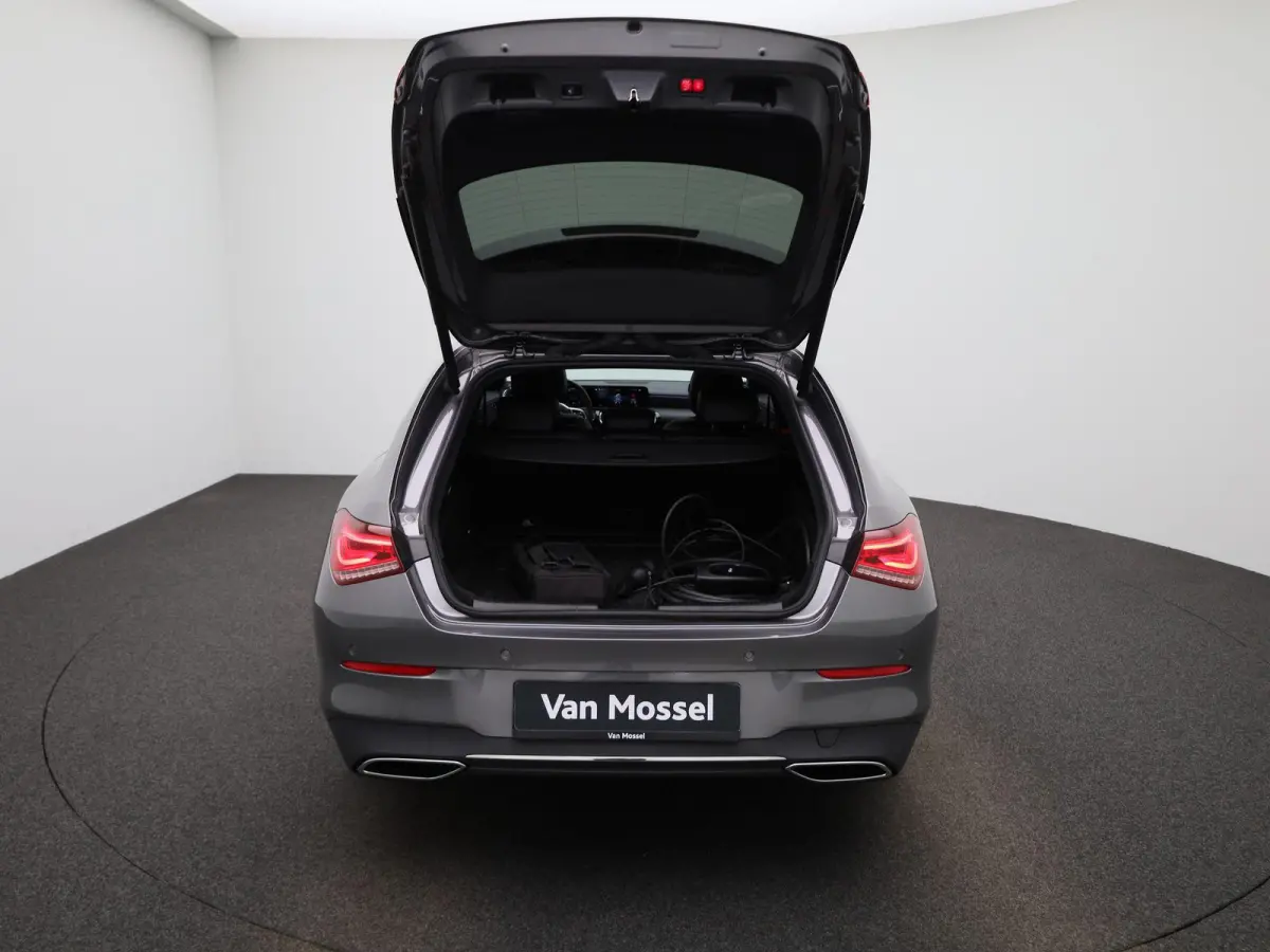 250 e Premium Plus | Automaat | Stoel verwarming | Schuif/ kantel dak | Leder | LMV | Camera | Parkeer sensoren | Navigatie | Sfeer verlichting | Trekhaak | Virtual cockpi