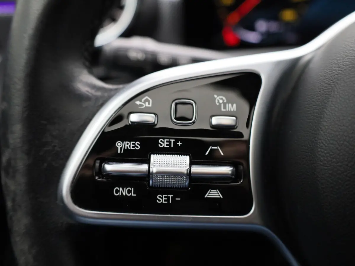 250 e Premium Plus | Automaat | Stoel verwarming | Schuif/ kantel dak | Leder | LMV | Camera | Parkeer sensoren | Navigatie | Sfeer verlichting | Trekhaak | Virtual cockpi