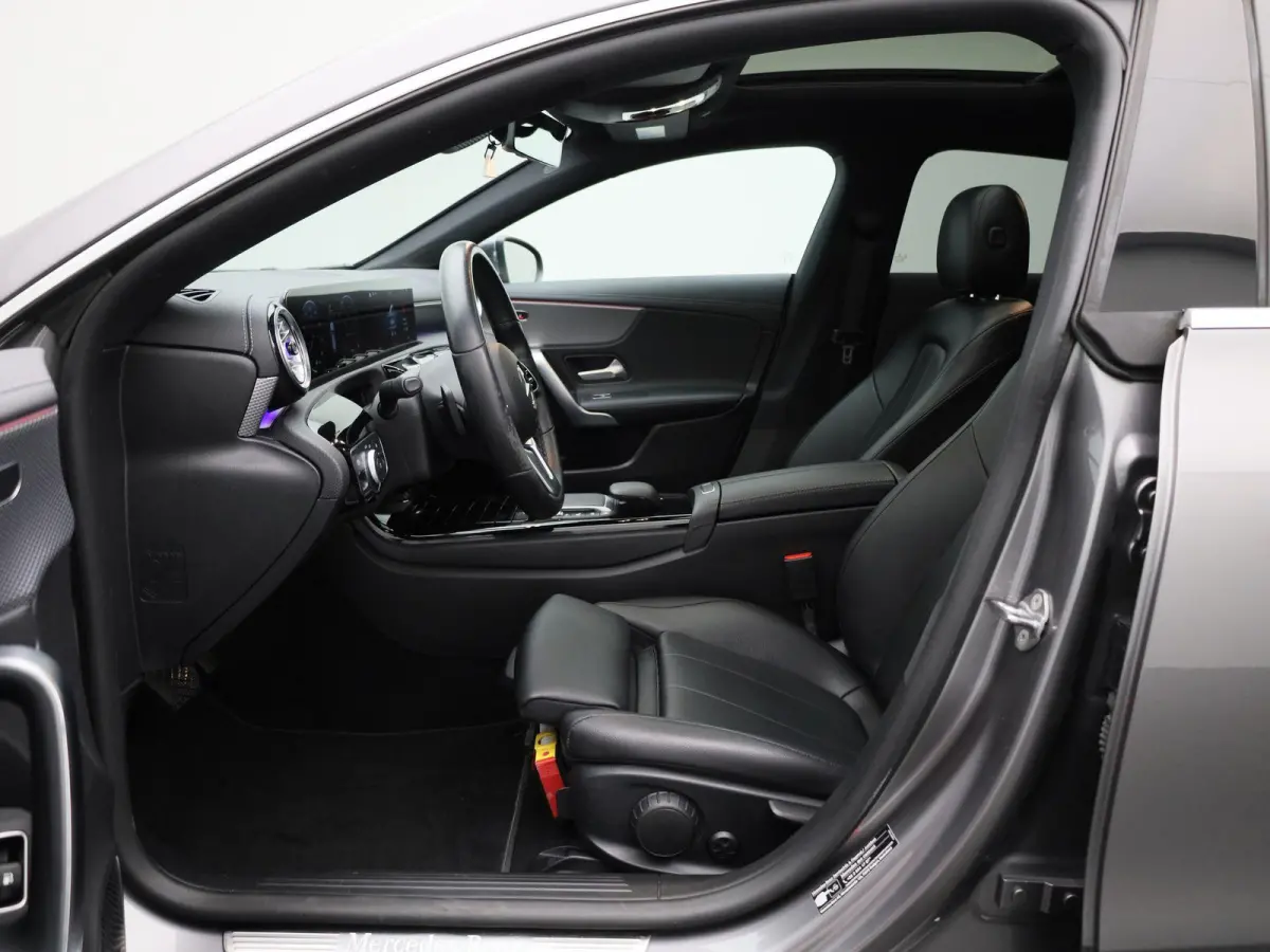 250 e Premium Plus | Automaat | Stoel verwarming | Schuif/ kantel dak | Leder | LMV | Camera | Parkeer sensoren | Navigatie | Sfeer verlichting | Trekhaak | Virtual cockpi
