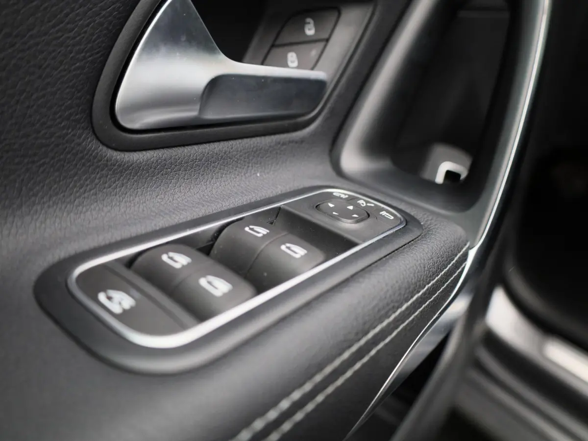 250 e Premium Plus | Automaat | Stoel verwarming | Schuif/ kantel dak | Leder | LMV | Camera | Parkeer sensoren | Navigatie | Sfeer verlichting | Trekhaak | Virtual cockpi