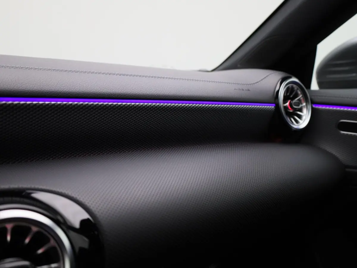 250 e Premium Plus | Automaat | Stoel verwarming | Schuif/ kantel dak | Leder | LMV | Camera | Parkeer sensoren | Navigatie | Sfeer verlichting | Trekhaak | Virtual cockpi