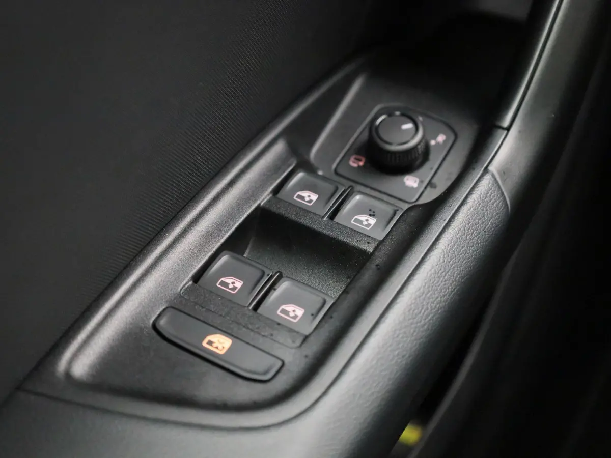 25 TFSI S edition l Adaptive cruise control l Climate control l Dodehoekdetectie l Stoelverwarming l Navigatie l Audi smartphone interface l Privacy glas l Optiekpakket zwart plus l Ledkopla
