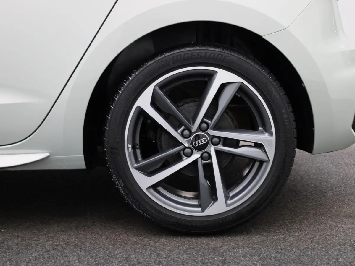 25 TFSI S edition l Adaptive cruise control l Climate control l Dodehoekdetectie l Stoelverwarming l Navigatie l Audi smartphone interface l Privacy glas l Optiekpakket zwart plus l Ledkopla