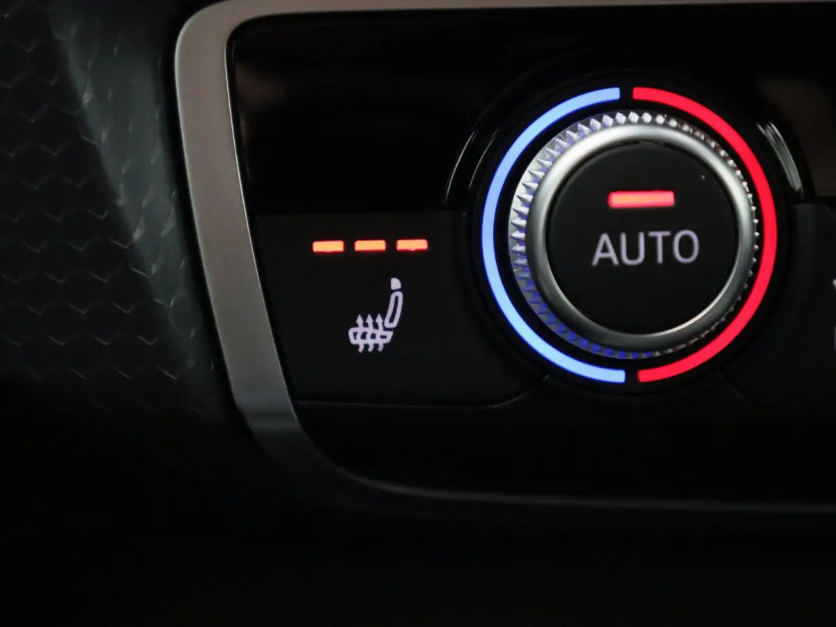 25 TFSI S edition l Adaptive cruise control l Climate control l Dodehoekdetectie l Stoelverwarming l Navigatie l Audi smartphone interface l Privacy glas l Optiekpakket zwart plus l Ledkopla