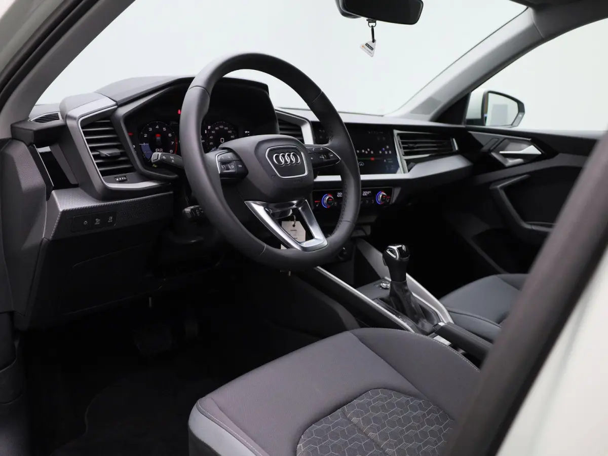 25 TFSI S edition l Adaptive cruise control l Climate control l Dodehoekdetectie l Stoelverwarming l Navigatie l Audi smartphone interface l Privacy glas l Optiekpakket zwart plus l Ledkopla