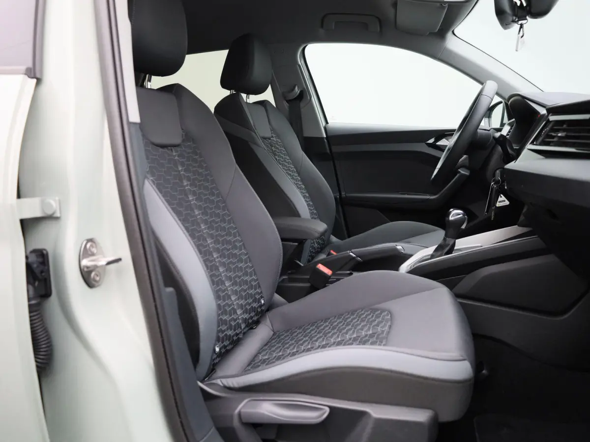 25 TFSI S edition l Adaptive cruise control l Climate control l Dodehoekdetectie l Stoelverwarming l Navigatie l Audi smartphone interface l Privacy glas l Optiekpakket zwart plus l Ledkopla