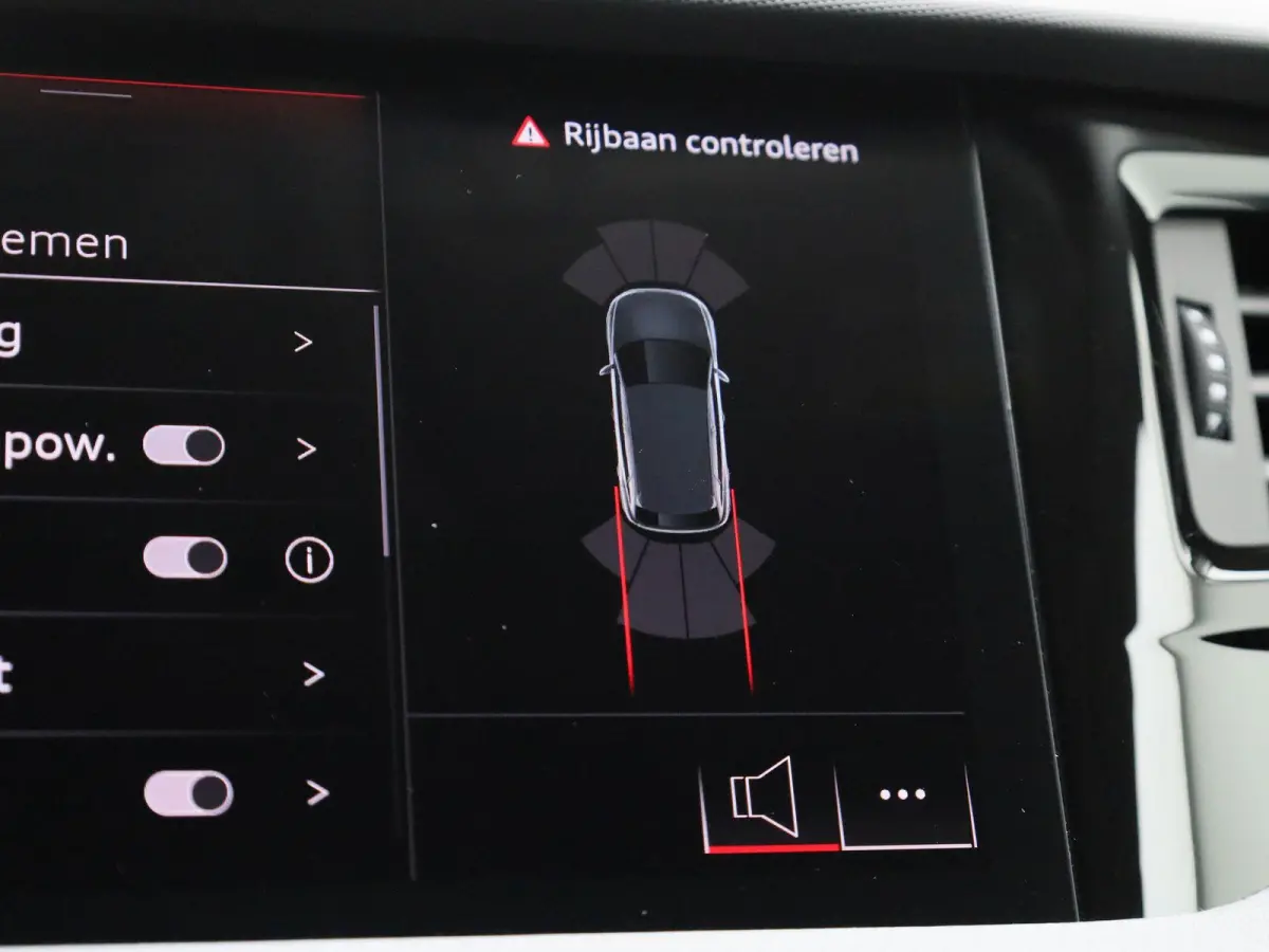 25 TFSI S edition l Adaptive cruise control l Climate control l Dodehoekdetectie l Stoelverwarming l Navigatie l Audi smartphone interface l Privacy glas l Optiekpakket zwart plus l Ledkopla