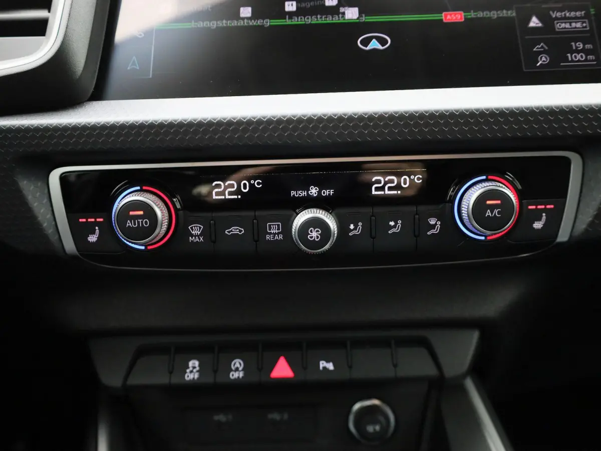 25 TFSI S edition l Adaptive cruise control l Climate control l Dodehoekdetectie l Stoelverwarming l Navigatie l Audi smartphone interface l Privacy glas l Optiekpakket zwart plus l Ledkopla