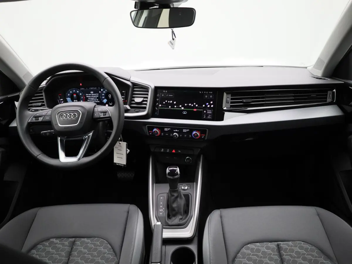 25 TFSI S edition l Adaptive cruise control l Climate control l Dodehoekdetectie l Stoelverwarming l Navigatie l Audi smartphone interface l Privacy glas l Optiekpakket zwart plus l Ledkopla