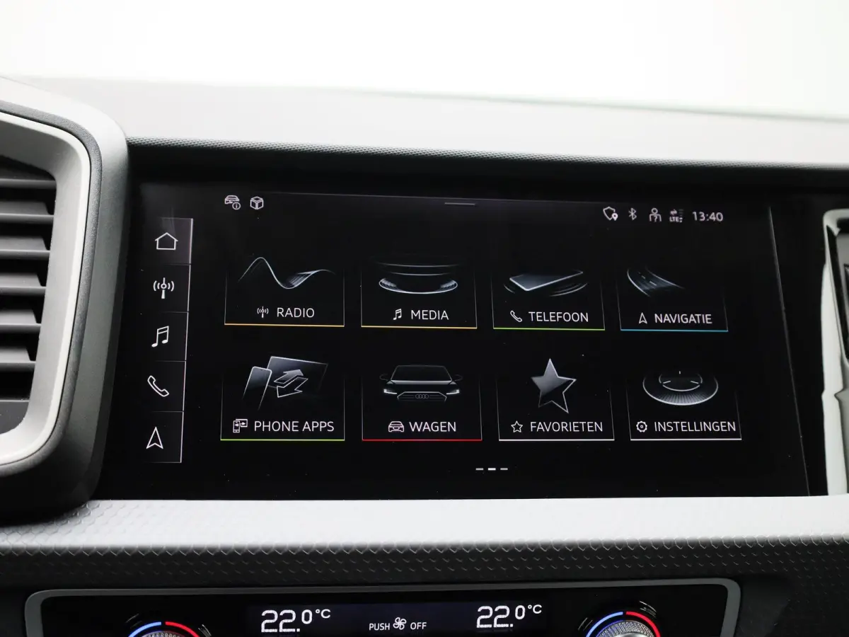 25 TFSI S edition l Adaptive cruise control l Climate control l Dodehoekdetectie l Stoelverwarming l Navigatie l Audi smartphone interface l Privacy glas l Optiekpakket zwart plus l Ledkopla
