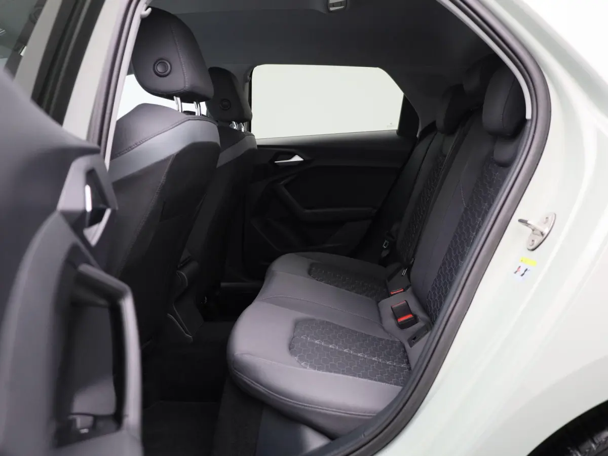 25 TFSI S edition l Adaptive cruise control l Climate control l Dodehoekdetectie l Stoelverwarming l Navigatie l Audi smartphone interface l Privacy glas l Optiekpakket zwart plus l Ledkopla