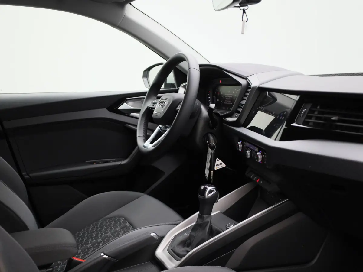 25 TFSI S edition l Adaptive cruise control l Climate control l Dodehoekdetectie l Stoelverwarming l Navigatie l Audi smartphone interface l Privacy glas l Optiekpakket zwart plus l Ledkopla