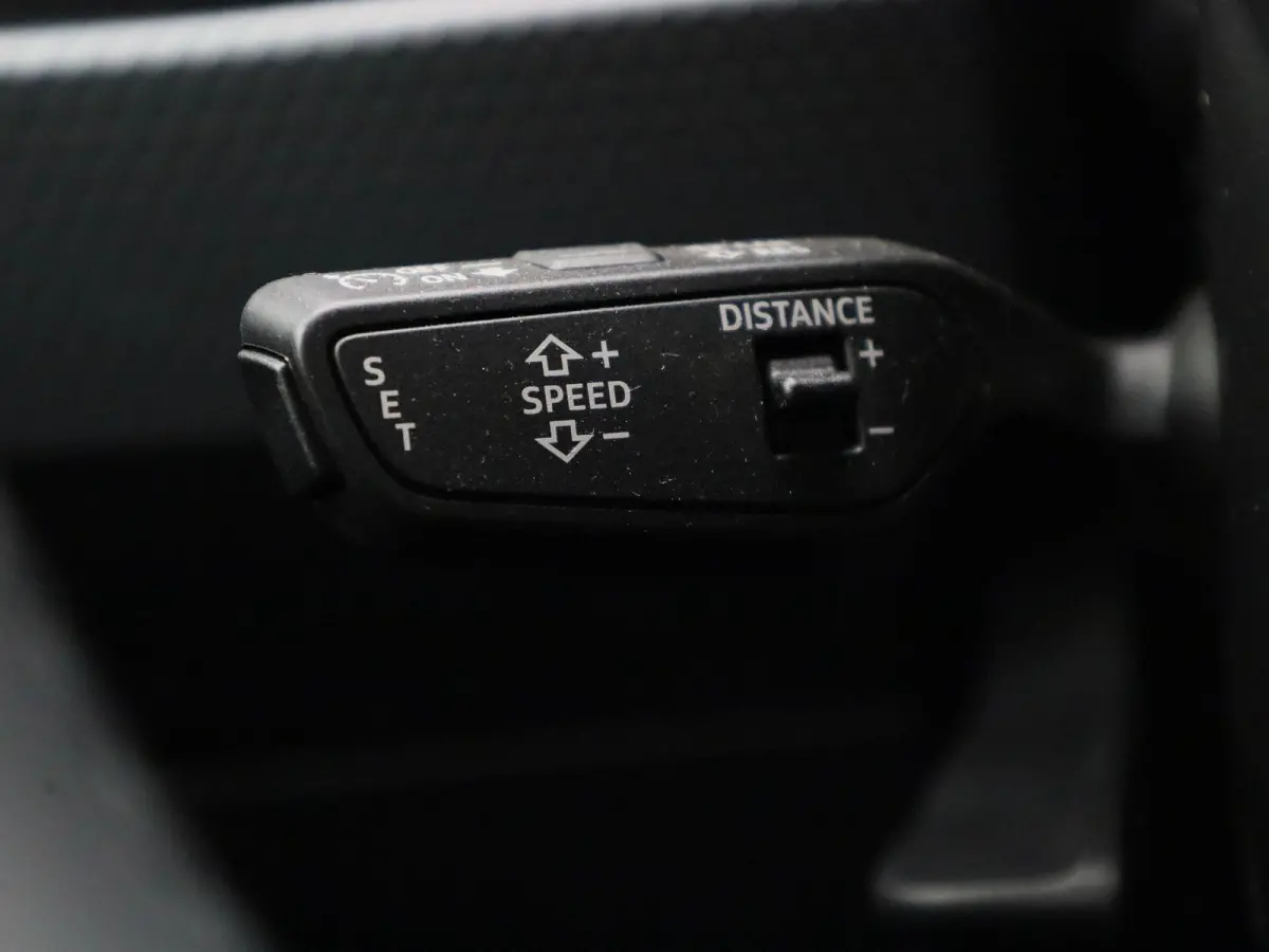 25 TFSI S edition l Adaptive cruise control l Climate control l Dodehoekdetectie l Stoelverwarming l Navigatie l Audi smartphone interface l Privacy glas l Optiekpakket zwart plus l Ledkopla