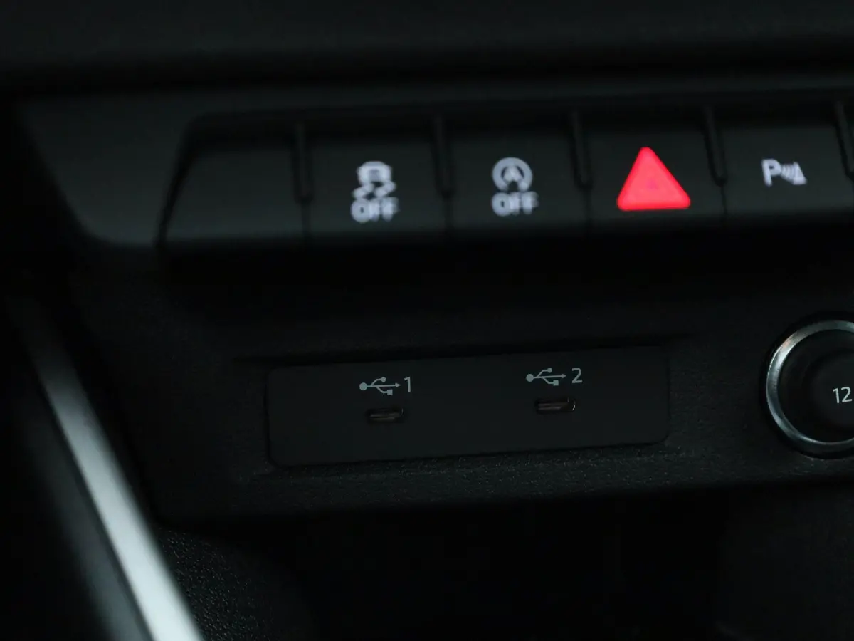 25 TFSI S edition l Adaptive cruise control l Climate control l Dodehoekdetectie l Stoelverwarming l Navigatie l Audi smartphone interface l Privacy glas l Optiekpakket zwart plus l Ledkopla