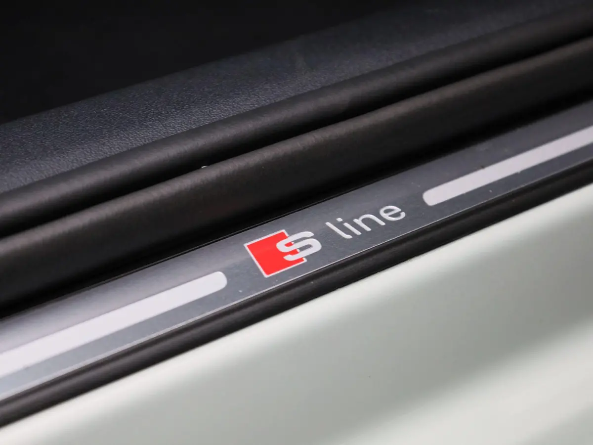 25 TFSI S edition l Adaptive cruise control l Climate control l Dodehoekdetectie l Stoelverwarming l Navigatie l Audi smartphone interface l Privacy glas l Optiekpakket zwart plus l Ledkopla