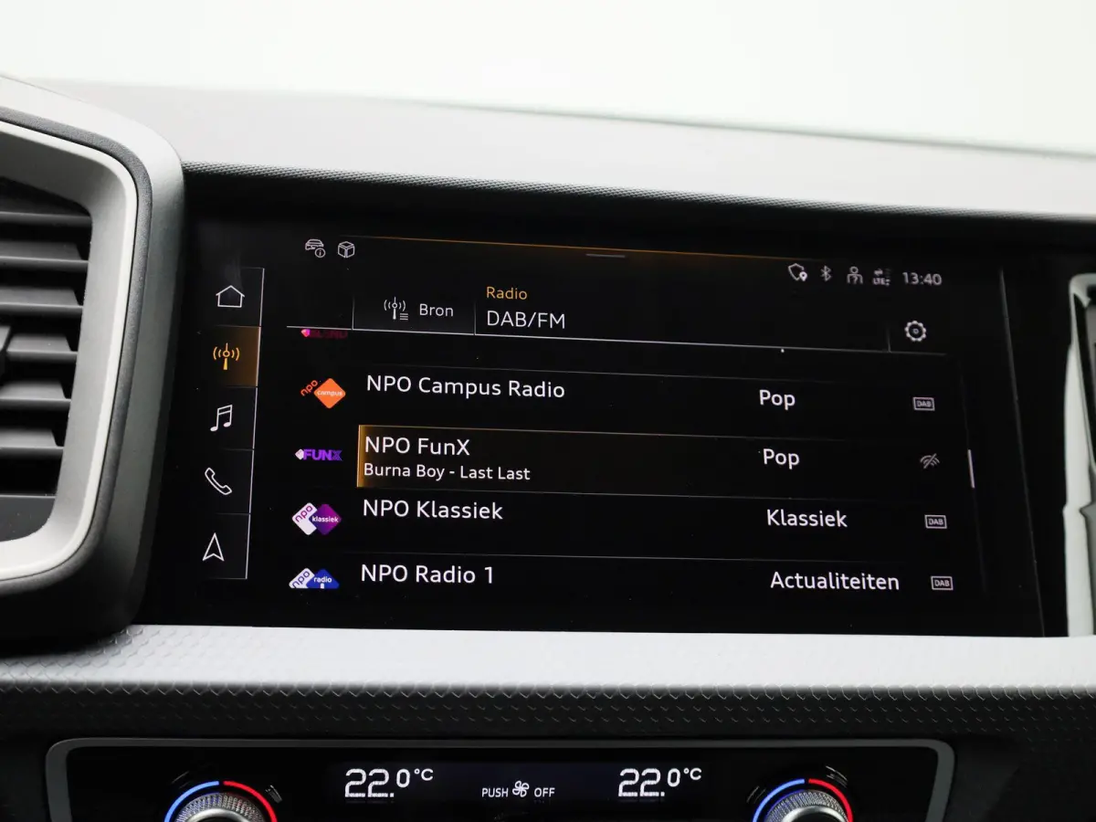25 TFSI S edition l Adaptive cruise control l Climate control l Dodehoekdetectie l Stoelverwarming l Navigatie l Audi smartphone interface l Privacy glas l Optiekpakket zwart plus l Ledkopla