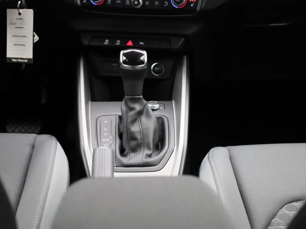 25 TFSI S edition l Adaptive cruise control l Climate control l Dodehoekdetectie l Stoelverwarming l Navigatie l Audi smartphone interface l Privacy glas l Optiekpakket zwart plus l Ledkopla