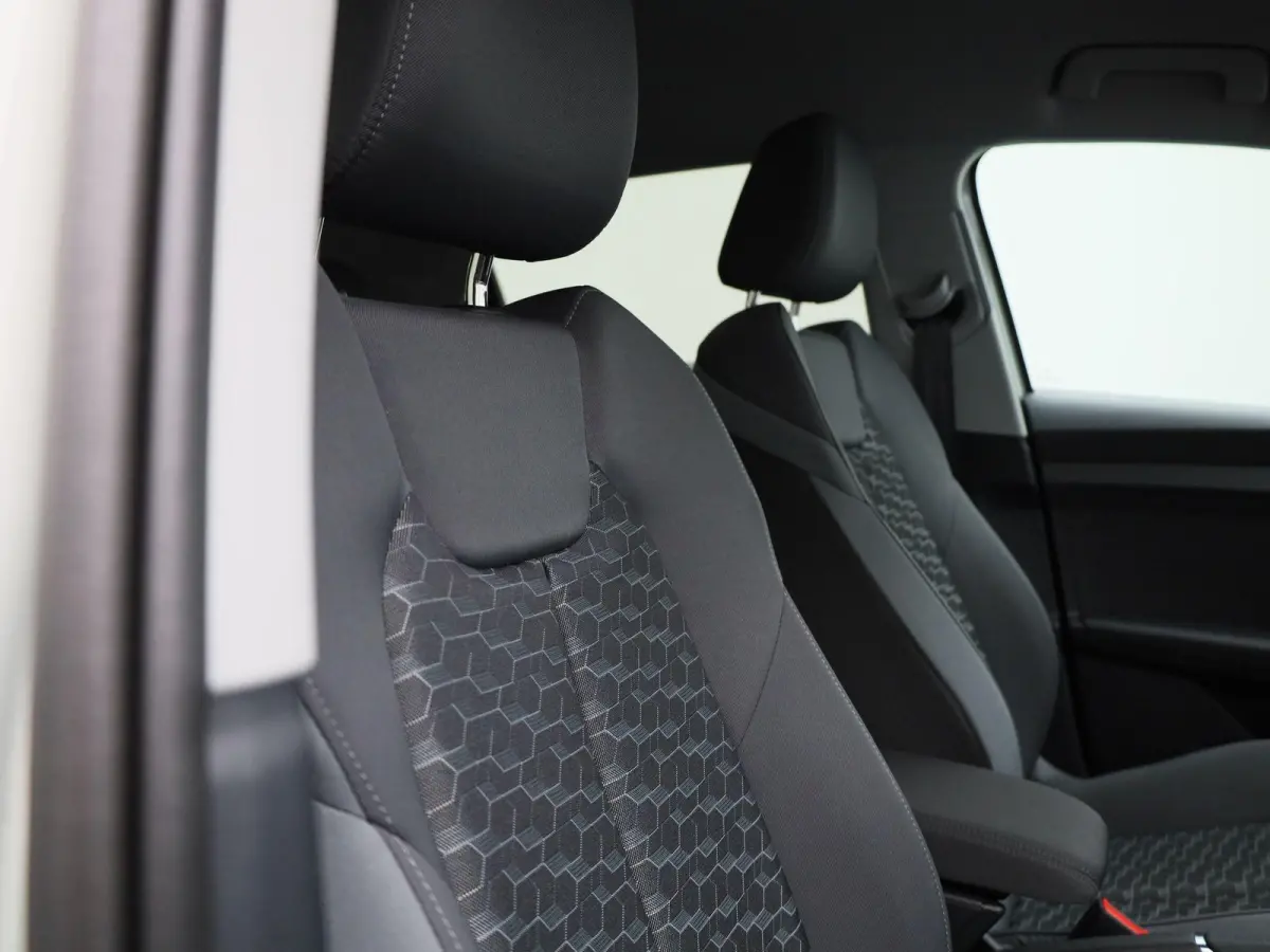 25 TFSI S edition l Adaptive cruise control l Climate control l Dodehoekdetectie l Stoelverwarming l Navigatie l Audi smartphone interface l Privacy glas l Optiekpakket zwart plus l Ledkopla