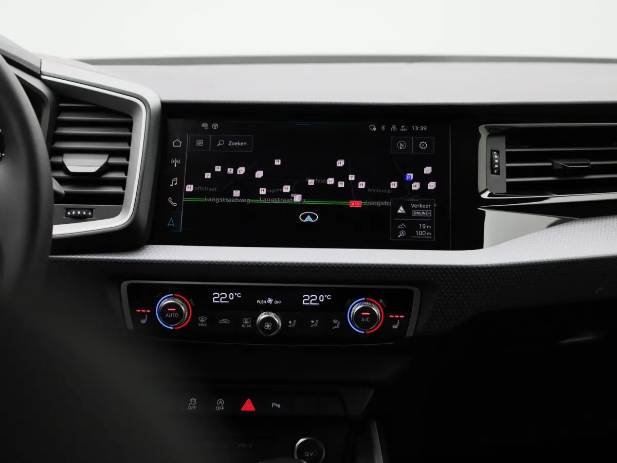 25 TFSI S edition l Adaptive cruise control l Climate control l Dodehoekdetectie l Stoelverwarming l Navigatie l Audi smartphone interface l Privacy glas l Optiekpakket zwart plus l Ledkopla