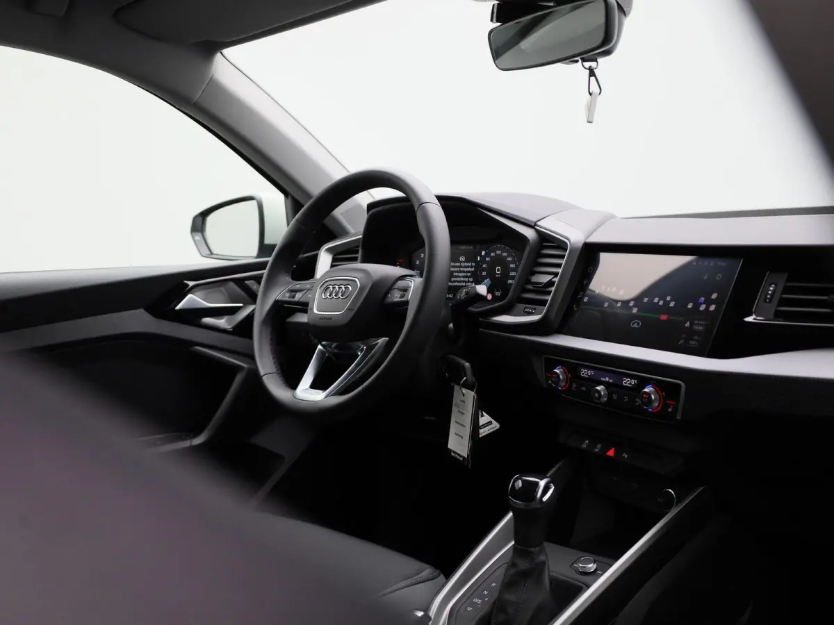 25 TFSI S edition l Adaptive cruise control l Climate control l Dodehoekdetectie l Stoelverwarming l Navigatie l Audi smartphone interface l Privacy glas l Optiekpakket zwart plus l Ledkopla