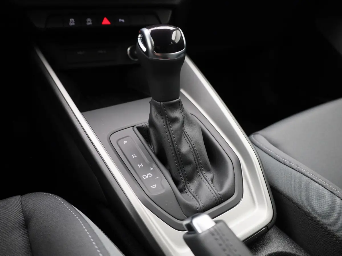 25 TFSI S edition l Adaptive cruise control l Climate control l Dodehoekdetectie l Stoelverwarming l Navigatie l Audi smartphone interface l Privacy glas l Optiekpakket zwart plus l Ledkopla