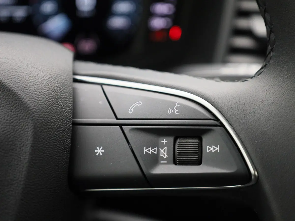 25 TFSI S edition l Adaptive cruise control l Climate control l Dodehoekdetectie l Stoelverwarming l Navigatie l Audi smartphone interface l Privacy glas l Optiekpakket zwart plus l Ledkopla