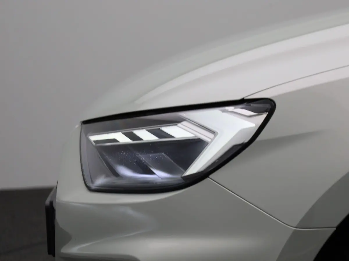 25 TFSI S edition l Adaptive cruise control l Climate control l Dodehoekdetectie l Stoelverwarming l Navigatie l Audi smartphone interface l Privacy glas l Optiekpakket zwart plus l Ledkopla