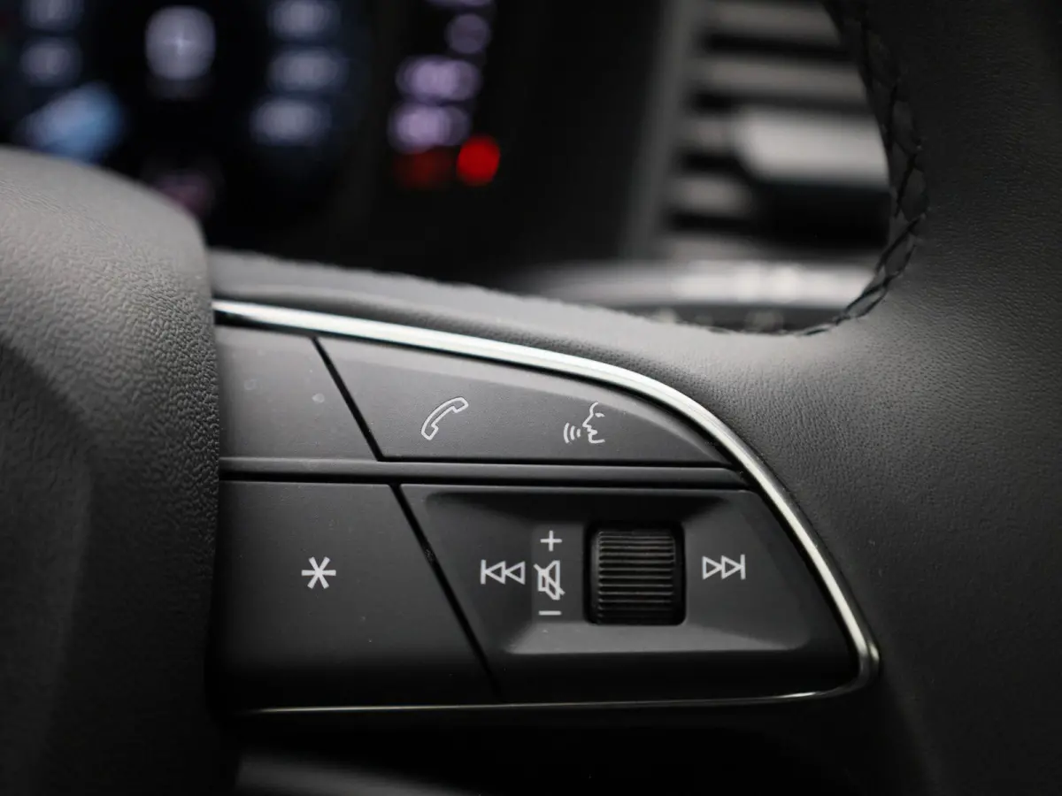 25 TFSI S edition l Adaptive cruise control l Climate control l Dodehoekdetectie l Stoelverwarming l Navigatie l Audi smartphone interface l Privacy glas l Optiekpakket zwart plus l Ledkopla