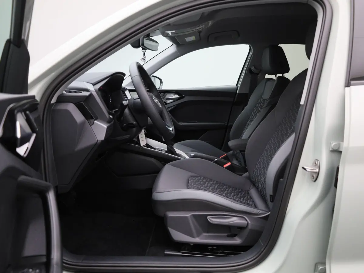 25 TFSI S edition l Adaptive cruise control l Climate control l Dodehoekdetectie l Stoelverwarming l Navigatie l Audi smartphone interface l Privacy glas l Optiekpakket zwart plus l Ledkopla