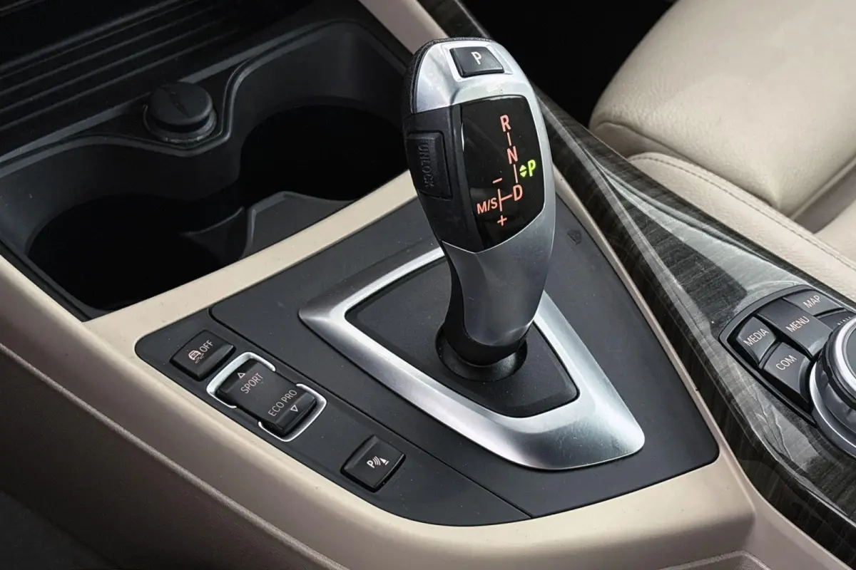 218i High Executive Luxury Line Stoelverwarming HiFi