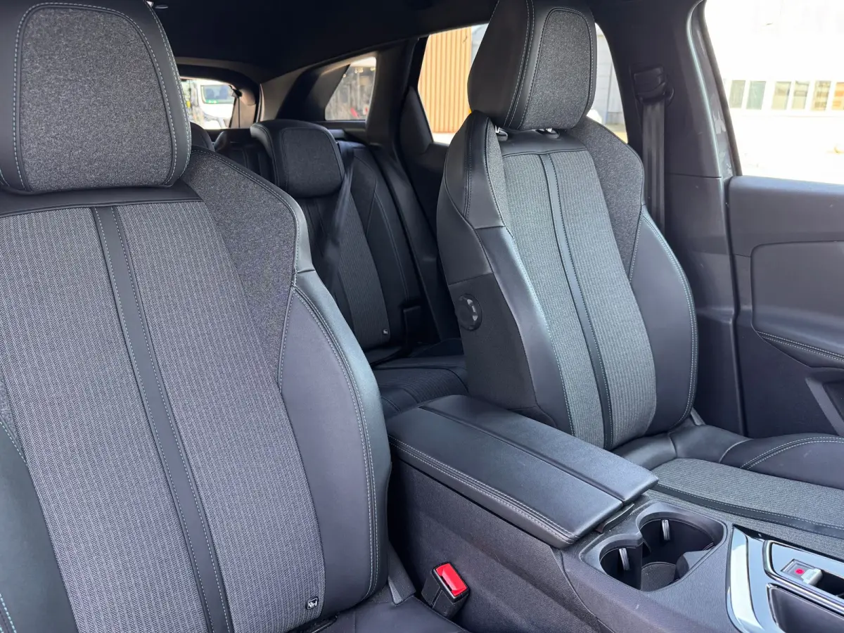 1.6 HYbrid 225PK Allure Pack Business | Navigatie | Camera | Apple Carplay / Android Auto | | Cruise control | DAB ontvanger | Dimlichten automatisch