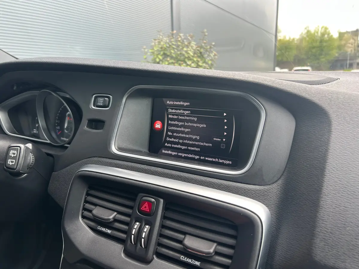 1.5 T3 Polar+ Sport | Trekhaak | Harman/Kardon | All-seasons | R-Design | Keyless entry | Stoelverwarming |