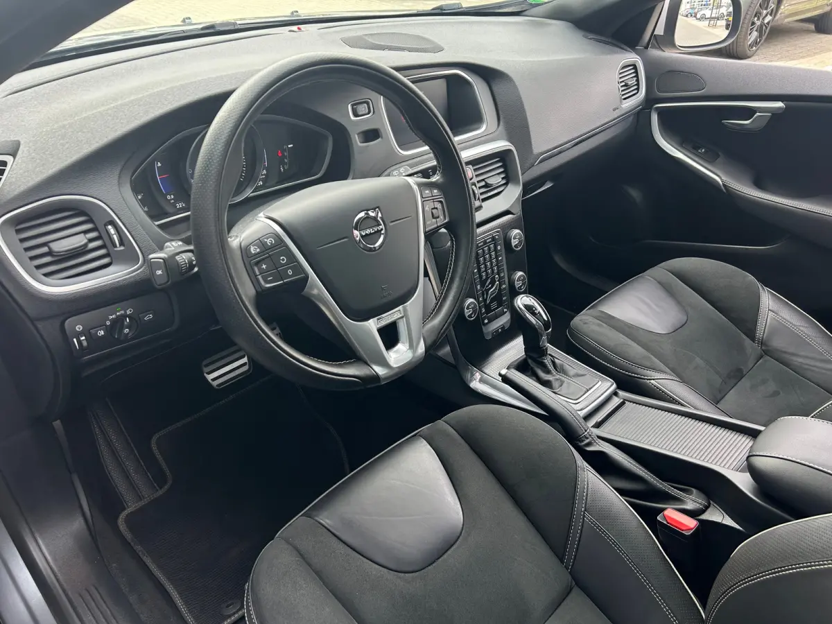 1.5 T3 Polar+ Sport | Trekhaak | Harman/Kardon | All-seasons | R-Design | Keyless entry | Stoelverwarming |